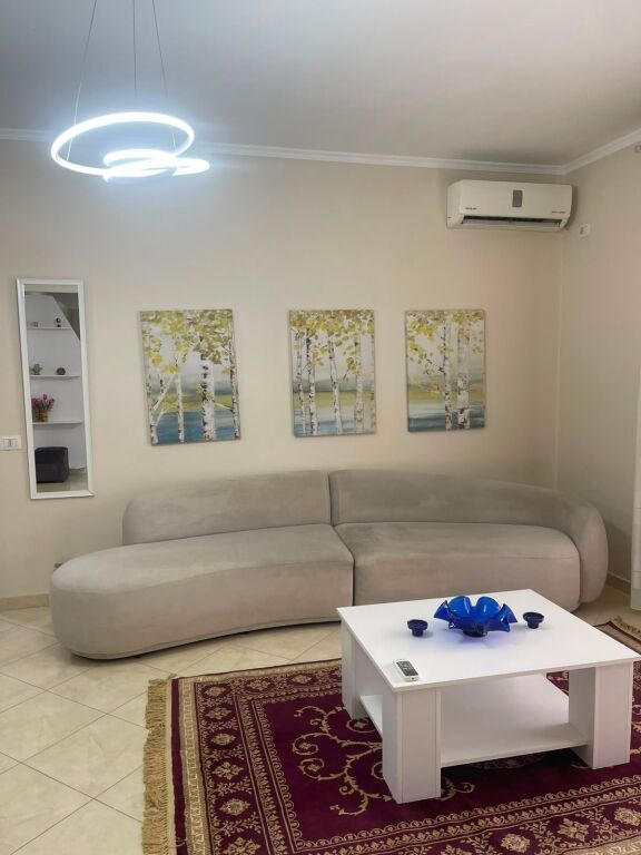 Jepet me qera apartament 1+1  (mbrapa  fakultetitit te shkencave)