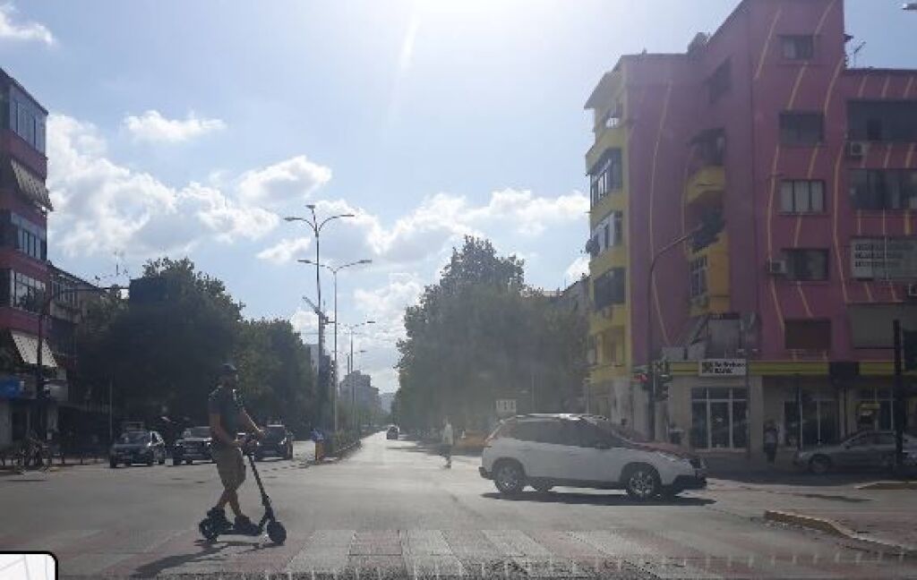 Jepet me qera ambient biznesi tek rruga e Kavajes prane kryqezimit te 21 Dhjetorit (ID 42711100)