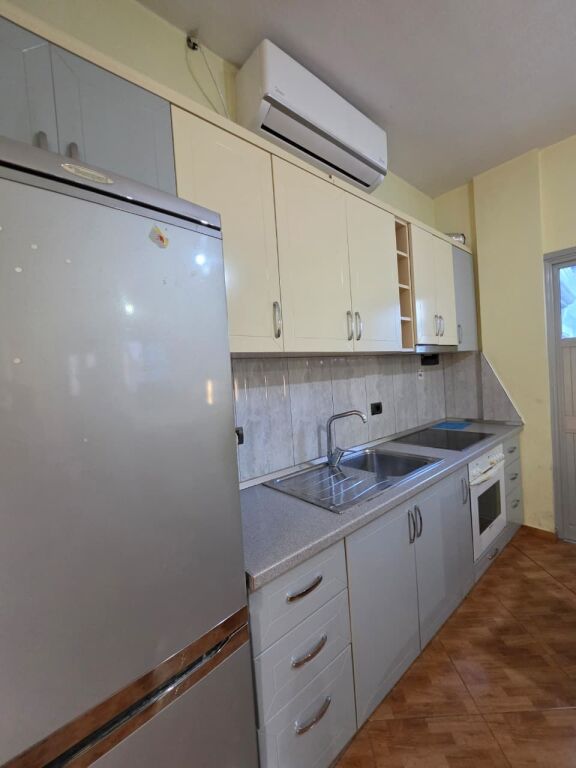 🏡 IN AFFITTO: Appartamento 2+1 | 80 m² | Vicino alla Facoltà di Economia – Gramoz Pashko | 45.000 Lek/Mese