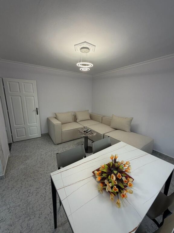 Jepet apartament 3+1 me qira tek Fakulteti i Shkencave te Natyres , Bulevardi Zogu i pare .