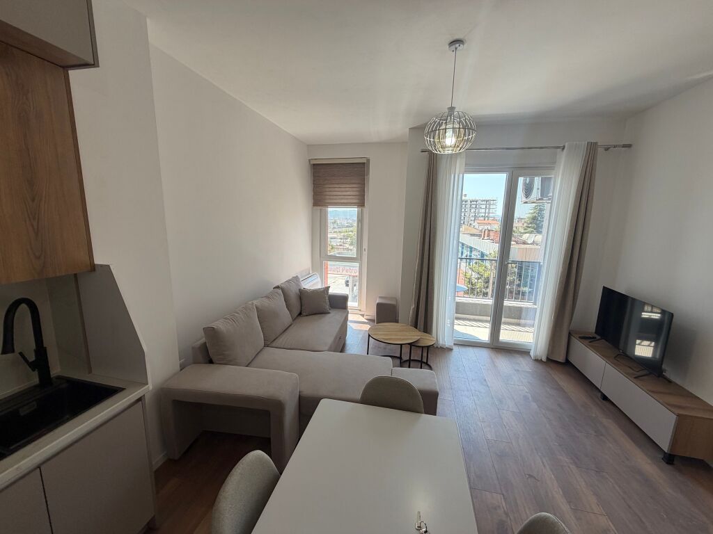📣 QERA APARTAMENT 1+1 + PARKING 📍 Paskuqan  🏢 Pallat i ri 🛋️ Mobilim i ri, i pabanuar më parë 🚗 Post parkimi  💰 45.000 Lekë/Muaj – I PADISKUTUESHËM