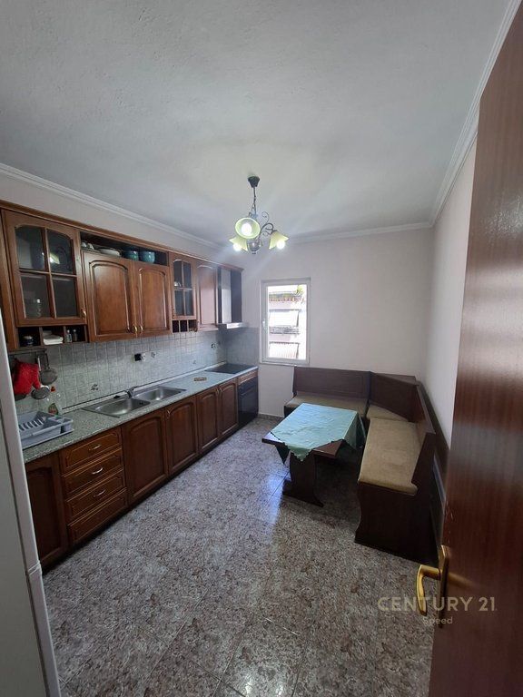 Apartament 3+1 per qira te Komuna e Parisit