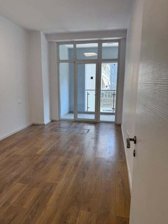 Shitet apartament tek Kika2