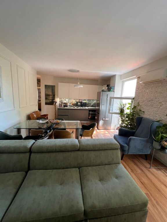 Ofrohet për Shitje Apartament 2+1+2 në Vilën e Zogut!