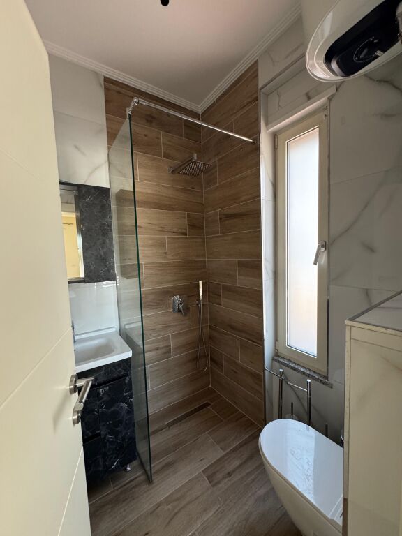 Jepet apartament me qera 3+1+2 tualete tek stadiumi