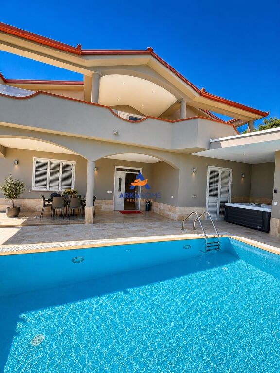 SHITET VILË LUKSOZE ME PISHINE 2 KATE "PRANE LIQENIT TE RUBJEKES, DURRES" 400.000 EURO
