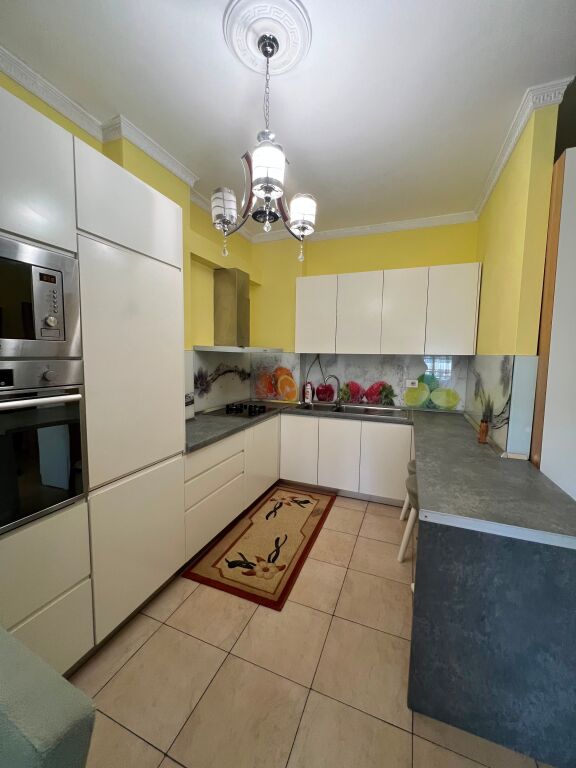 Jepet me qira apartament 2+1 pranë Casa Italia  Siperfaqja: 110m2 Kati: 3 (me ashensor) Totalisht i mobiluar   Vendodhja: Tek Spitali Hygeia Cmimi: 500€/Muaj