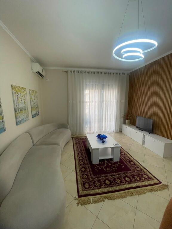 Jepet me qera apartament 1+1  (mbrapa  fakultetitit te shkencave)