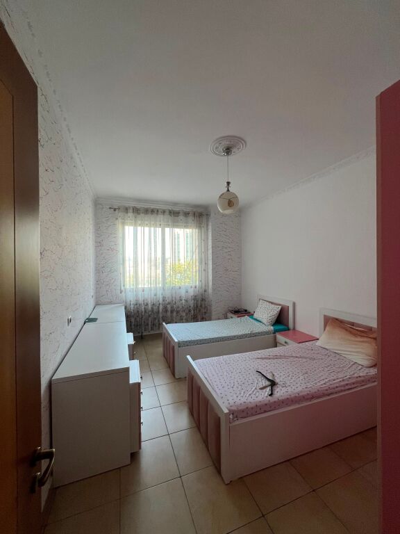 Jepet me qira apartament 2+1 pranë Casa Italia  Siperfaqja: 110m2 Kati: 3 (me ashensor) Totalisht i mobiluar   Vendodhja: Tek Spitali Hygeia Cmimi: 500€/Muaj