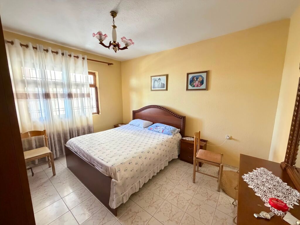 🏡 Appartamento 1+1 in affitto 📍 Indirizzo: Dietro l'Ospedale Militare, Via Ramadan Cejku💰 Prezzo: 50.000 Lek/mese (trattabile)