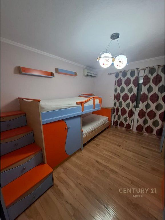 Apartament 3+1 per qira te Komuna e Parisit