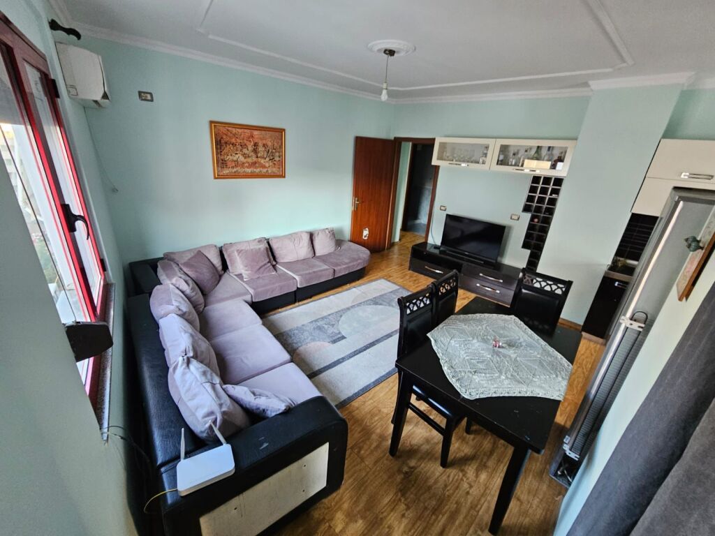 📢Jepet me qira apartament 2+1, i pozicionuar në katin e 6-të me ashensor, në zonën e Pallateve Çabej, Misto Mame.