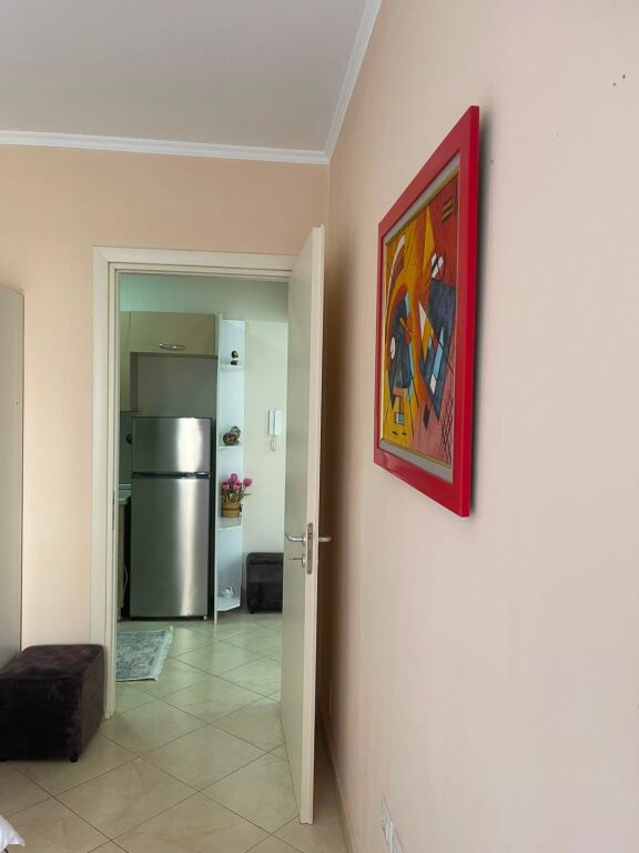 Jepet me qera apartament 1+1  (mbrapa  fakultetitit te shkencave)
