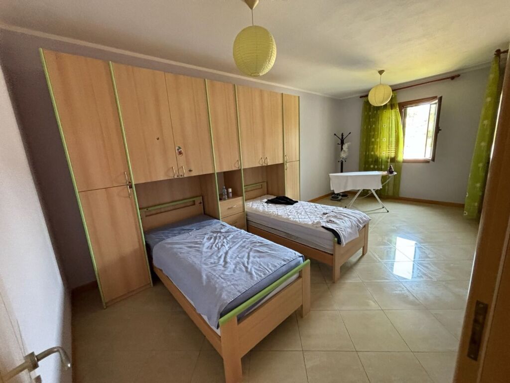 🏡 SHITET VILË 3-KATËSHE ME OBORR – MARIKAJ, VORE 🌿✨
