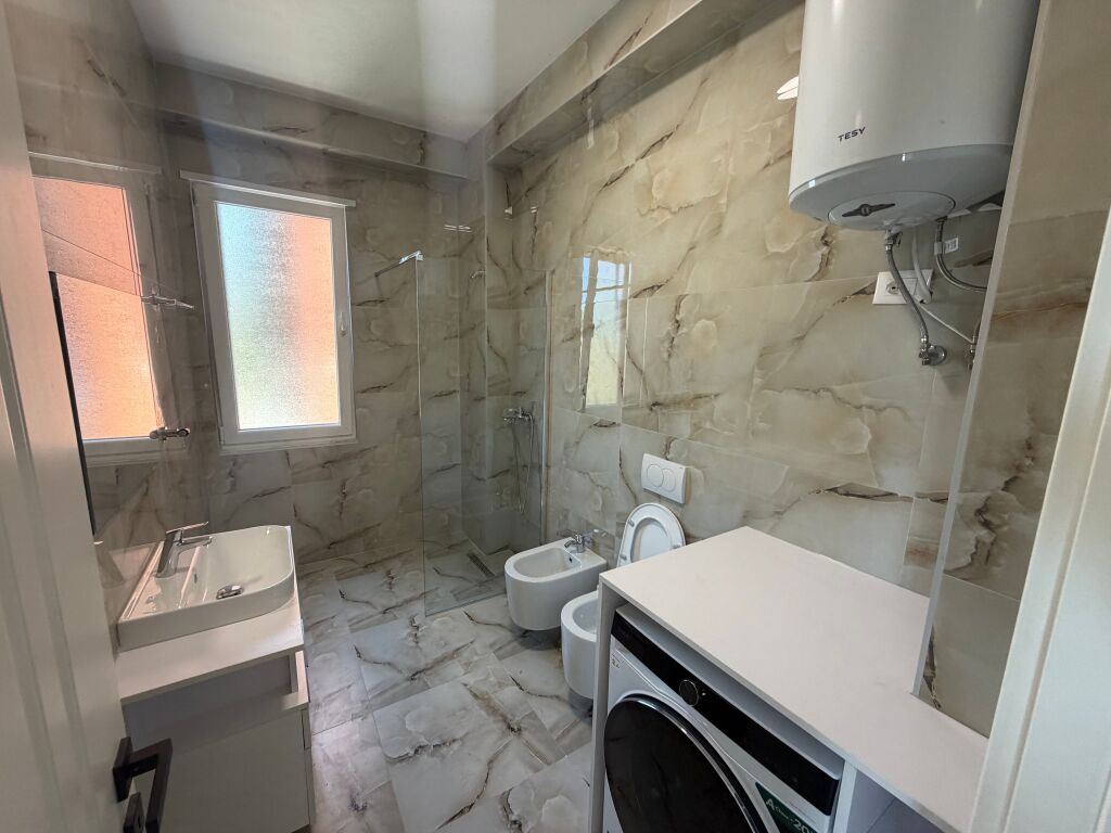 📣 QERA APARTAMENT 1+1 + PARKING 📍 Paskuqan  🏢 Pallat i ri 🛋️ Mobilim i ri, i pabanuar më parë 🚗 Post parkimi  💰 45.000 Lekë/Muaj – I PADISKUTUESHËM
