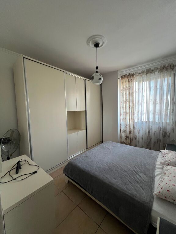 Jepet me qira apartament 2+1 pranë Casa Italia  Siperfaqja: 110m2 Kati: 3 (me ashensor) Totalisht i mobiluar   Vendodhja: Tek Spitali Hygeia Cmimi: 500€/Muaj