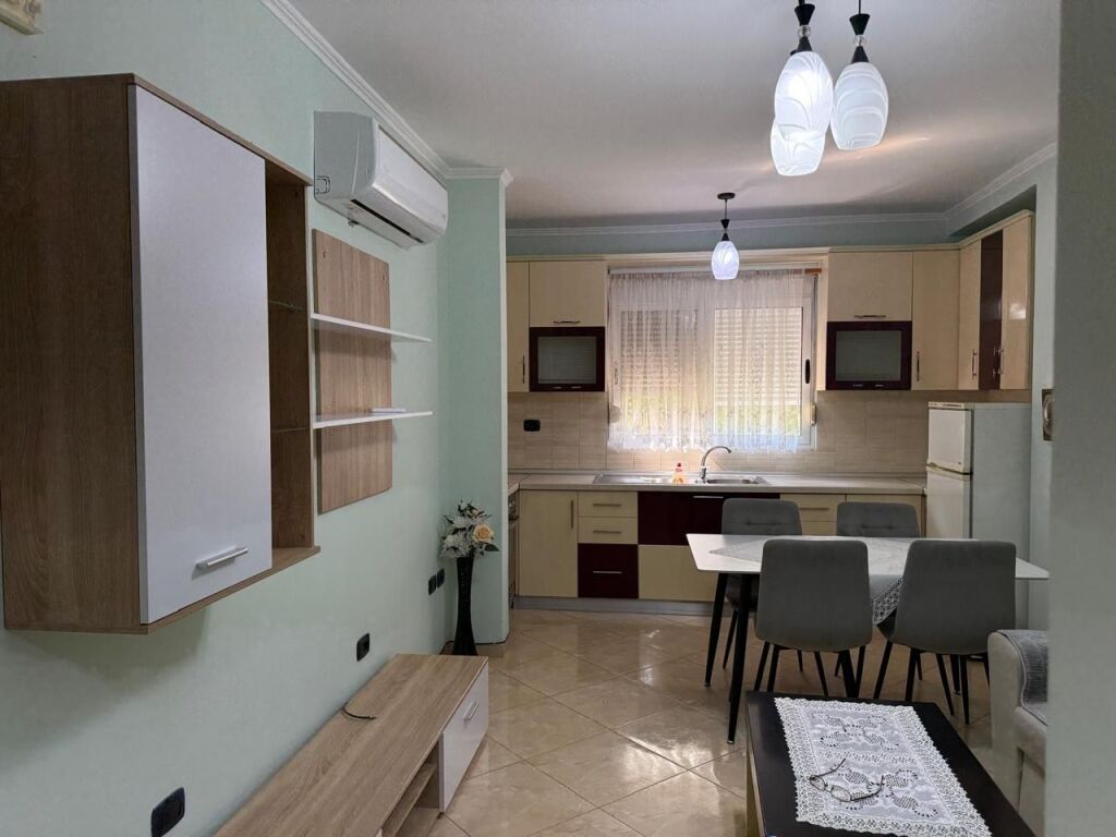 Apartament 2+1 me qera tek Materniteti i Ri tek Brryli