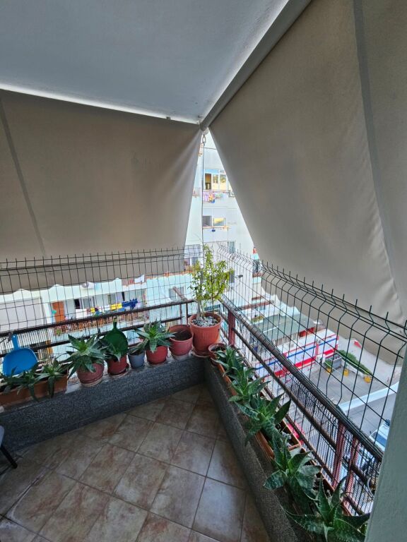 📢Jepet me qira apartament 2+1, i pozicionuar në katin e 6-të me ashensor, në zonën e Pallateve Çabej, Misto Mame.