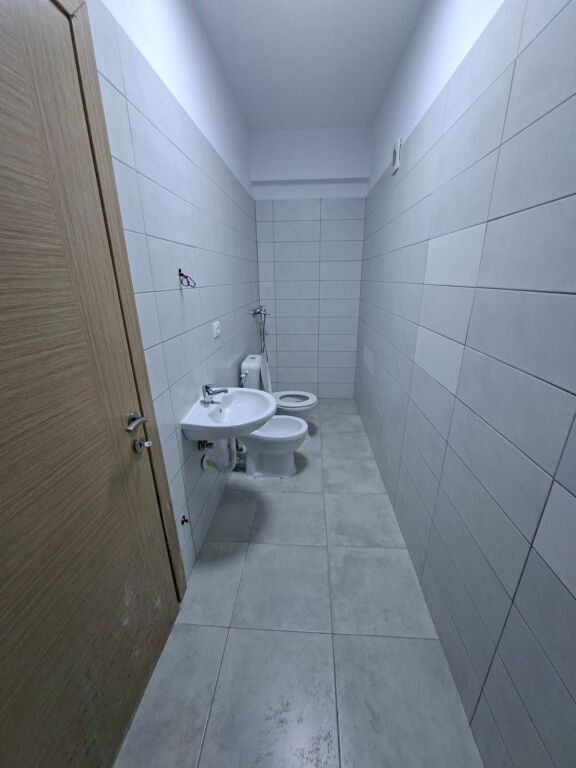 Affitto | Ambjent Biznesi | Rruga 5 Maji | 450 €/mese