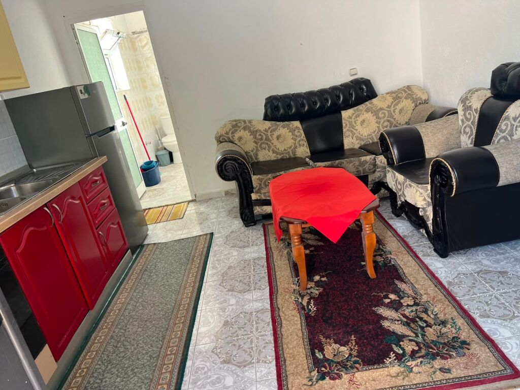 Jepet me qera kati i një vile  📍 Rruga Sllave Llambi (Zona e 5 Majit), Tiranë