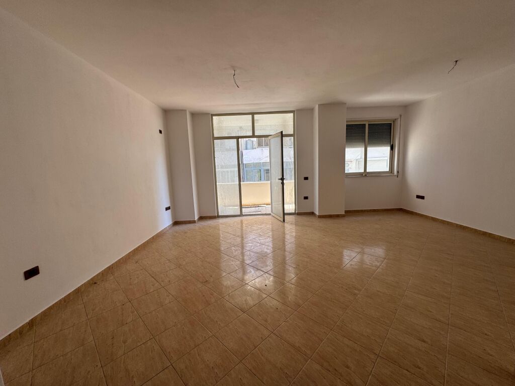 Shitet Apartament 2+1+2+2 Plazh Durres