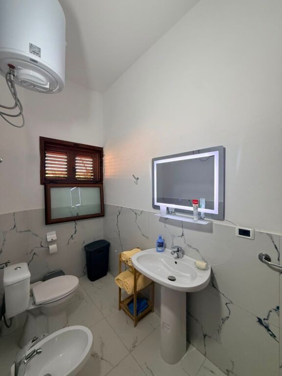 Casa Privata in Affitto all'Ingresso di Vlora 4 + 1 + 3 bagni