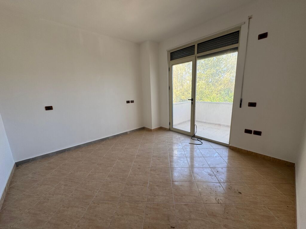 Shitet Apartament 2+1+2+2 Plazh Durres