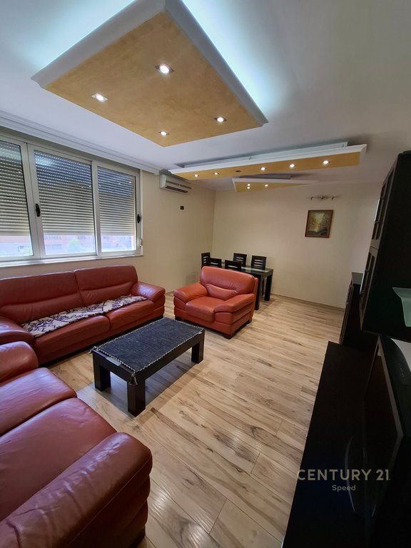 Apartament 3+1 per qira te Komuna e Parisit