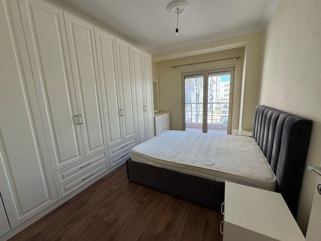 Jepet apartament me qera 3+1+2 tualete tek stadiumi