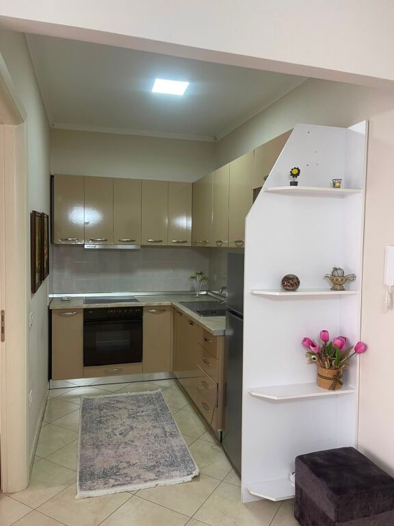 Jepet me qera apartament 1+1  (mbrapa  fakultetitit te shkencave)