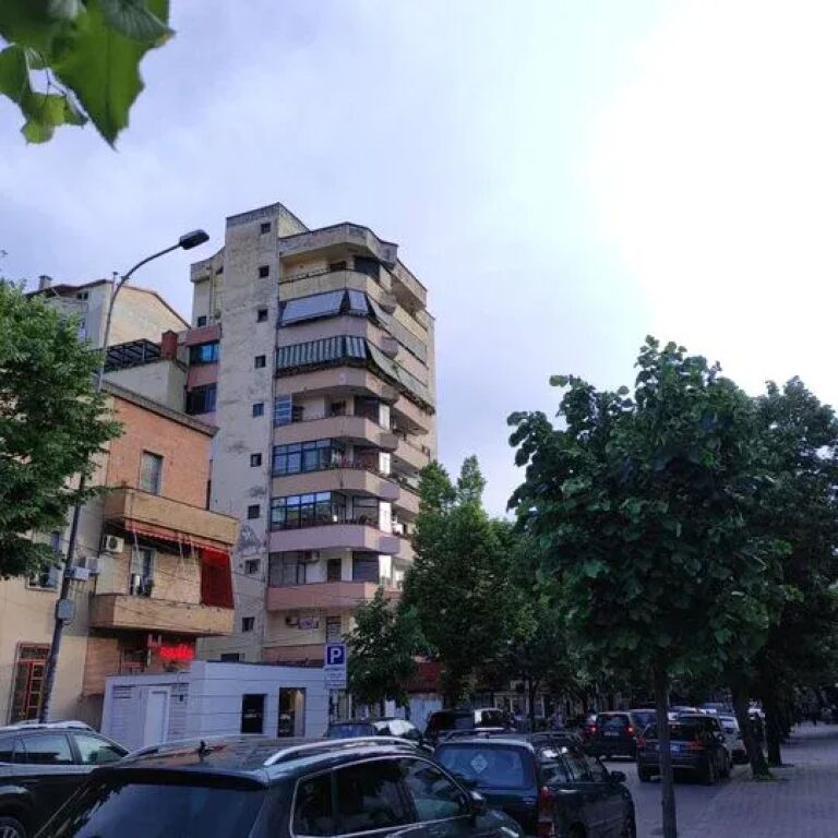 AMBIENT KOMERCIAL PREMIUM PËR QIRA NË BLLOK | 103 m² | KATI 1 | FASADË NË RRUGË KRYESORE‼️ AMBIENT KOMERCIAL PËR QIRA NË ZEMËR TË BLLOKUT – 103 m² | KATI 1 | FASADË NË RRUGË KRYESORE