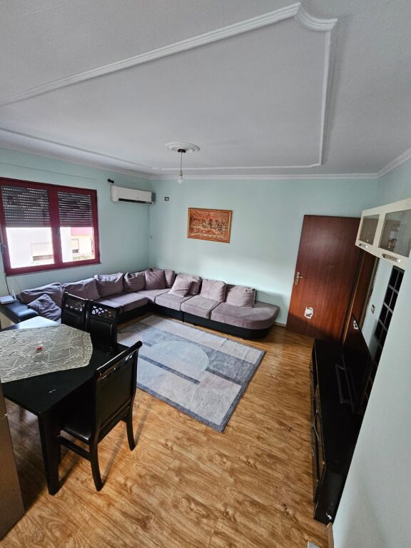 📢Jepet me qira apartament 2+1, i pozicionuar në katin e 6-të me ashensor, në zonën e Pallateve Çabej, Misto Mame.