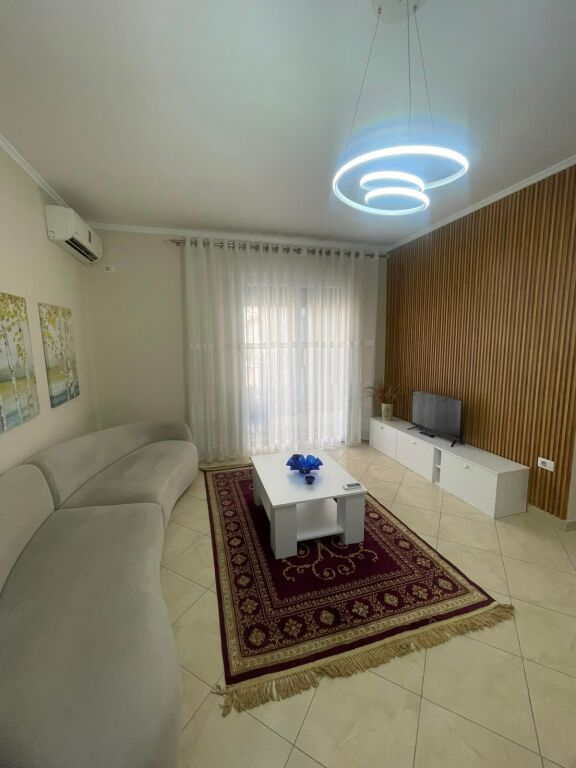 Jepet me qera apartament 1+1  (mbrapa  fakultetitit te shkencave)