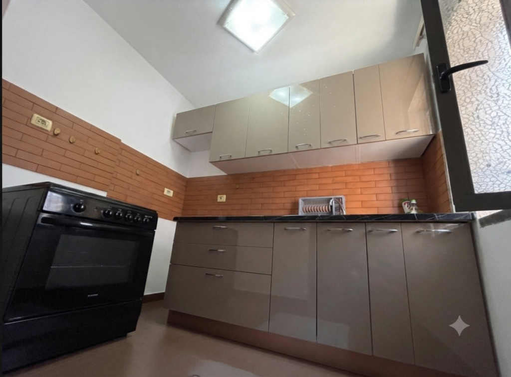 Apartament 1+1, per shitje.  Apartamenti ndodhet ne Rrugen Fortuzi, Tiranë
