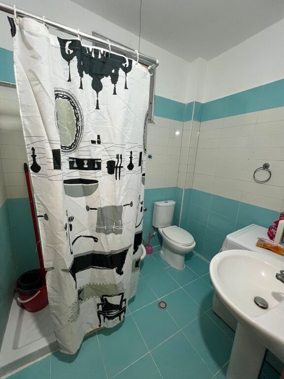 Jepet me qira apartament 2+1 pranë Casa Italia  Siperfaqja: 110m2 Kati: 3 (me ashensor) Totalisht i mobiluar   Vendodhja: Tek Spitali Hygeia Cmimi: 500€/Muaj