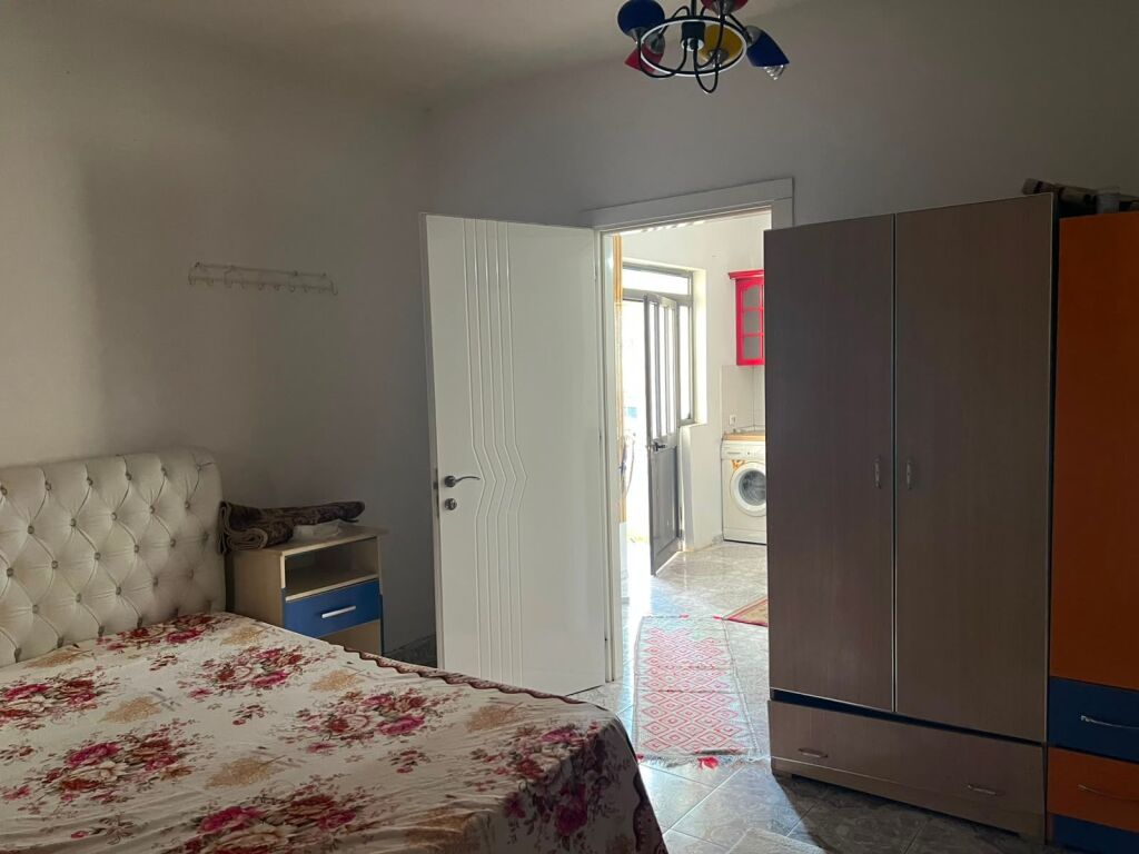 Jepet me qera kati i një vile  📍 Rruga Sllave Llambi (Zona e 5 Majit), Tiranë