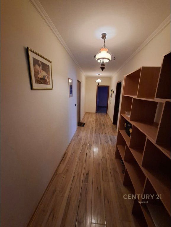 Apartament 3+1 per qira te Komuna e Parisit