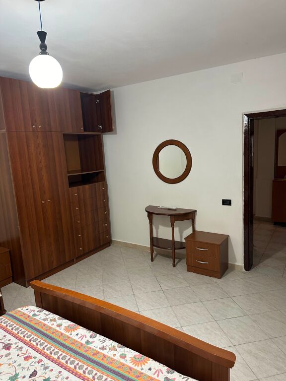 APPARTAMENTO IN VENDITA 2+1  📍 Via Muhamet Gjollesha (vicino al Ponte Vasil Shanto)  ✨ Appartamento in una delle zone più richieste di Tirana, con accesso immediato alla strada principale.  🔹 Tipologia: 2+1 🔹 Superficie: 65 m² lordo | 56 m² netto 🔹 Piano: 4, edificio esistente 🔹 2 balconi 🔹 Posizione sulla strada principale  💶 Prezzo: 158.000 €