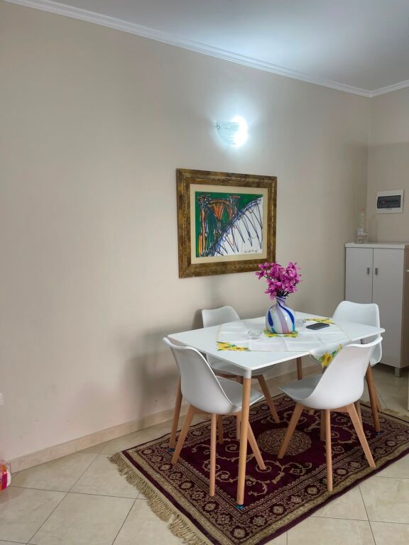 Jepet me qera apartament 1+1  (mbrapa  fakultetitit te shkencave)