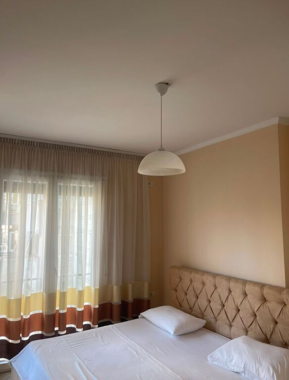 Jepet me qera apartament 1+1  (mbrapa  fakultetitit te shkencave)