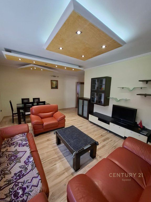 Apartament 3+1 per qira te Komuna e Parisit