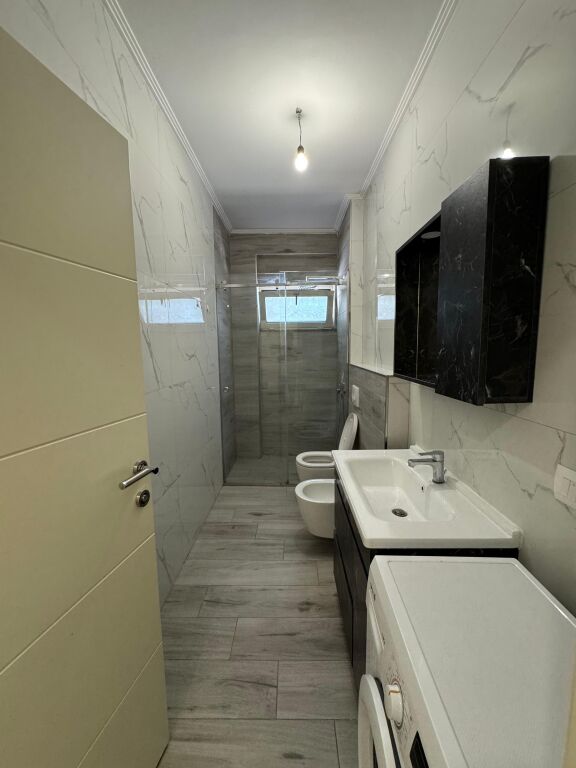 Jepet apartament me qera 3+1+2 tualete tek stadiumi