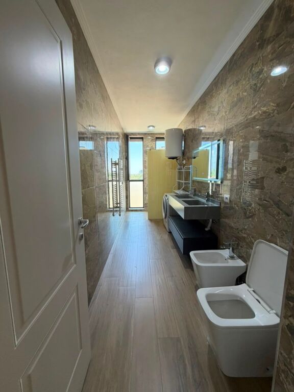🚨 ULET ÇMIMI! 🚨 🏡 Shitet Apartament 2+1+2 i Mobiluar – Oasis Lake Residence, Liqeni i Thatë