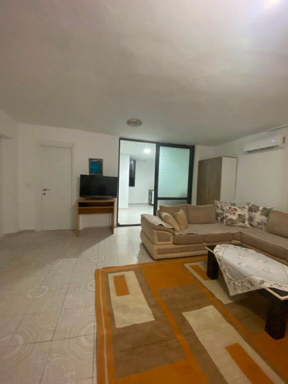 🏡 Apartament 1+1 me qera  📍 Pranë qendrës, ngjitur me shkollën Vasil Shanto 💰 Çmimi: 50.000 Lekë/Muaj