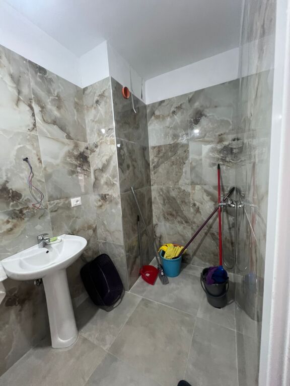 📌 Shitet Apartament Modern 2+1+2 – Bengas, pranë Rrethit të Klanit