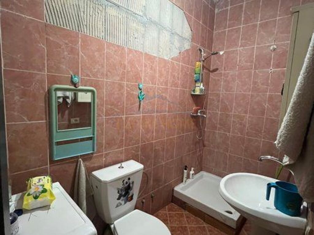 Shitet, Apartament 2+1+2, Rruga 5 Maj, Tirane