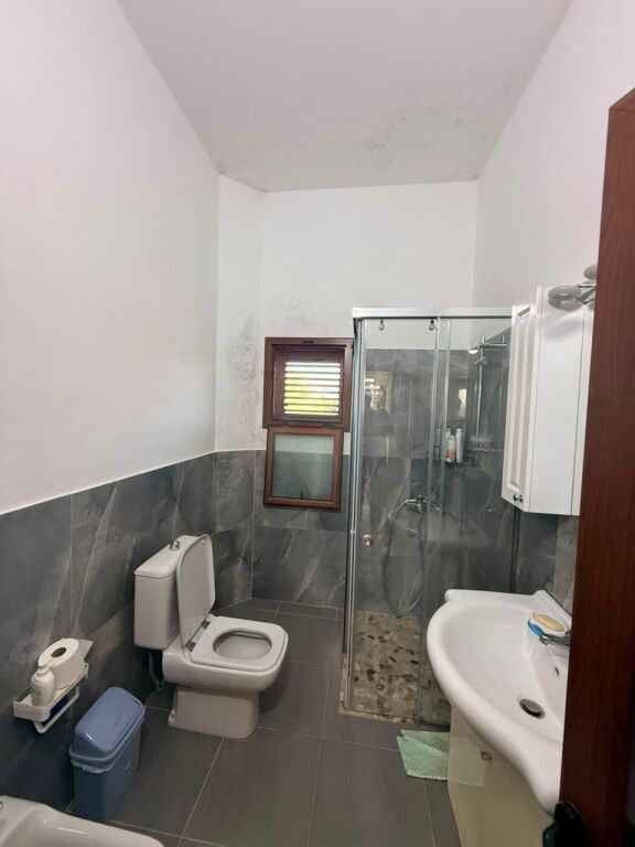 Casa Privata in Affitto all'Ingresso di Vlora 4 + 1 + 3 bagni