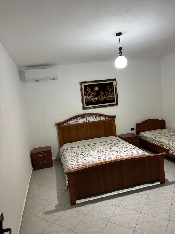 APPARTAMENTO IN VENDITA 2+1  📍 Via Muhamet Gjollesha (vicino al Ponte Vasil Shanto)  ✨ Appartamento in una delle zone più richieste di Tirana, con accesso immediato alla strada principale.  🔹 Tipologia: 2+1 🔹 Superficie: 65 m² lordo | 56 m² netto 🔹 Piano: 4, edificio esistente 🔹 2 balconi 🔹 Posizione sulla strada principale  💶 Prezzo: 158.000 €