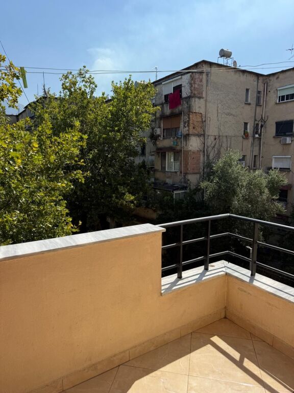 Apartament 2+1 me qera tek Materniteti i Ri tek Brryli