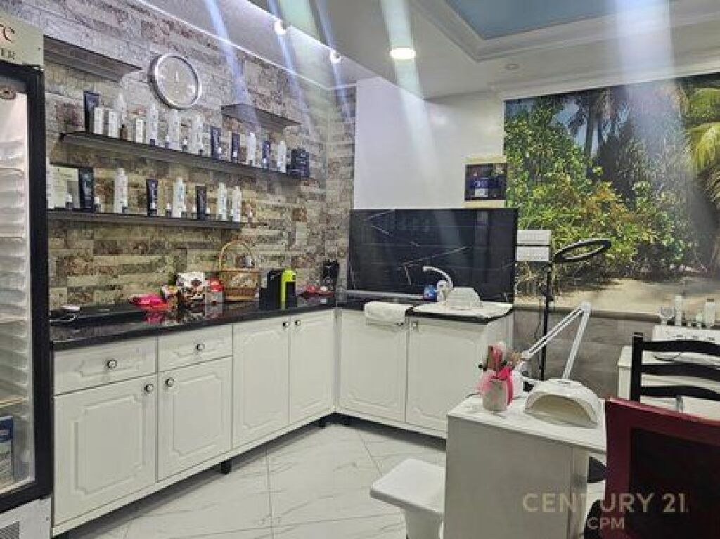  Locale Commerciale in Affitto in Via Durazzo, Tirana - 500€ | 70 m²